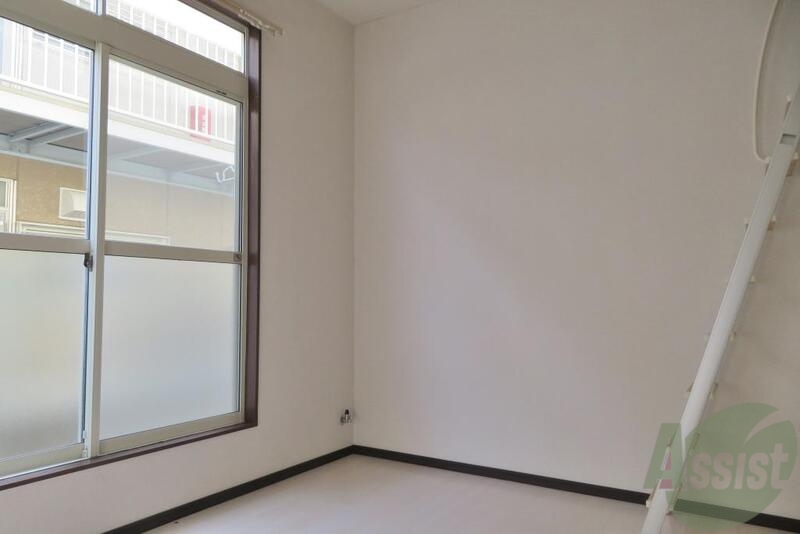 居室・リビング　シンプルな１Ｋの御部屋です。窓が大きいのはポイントです。