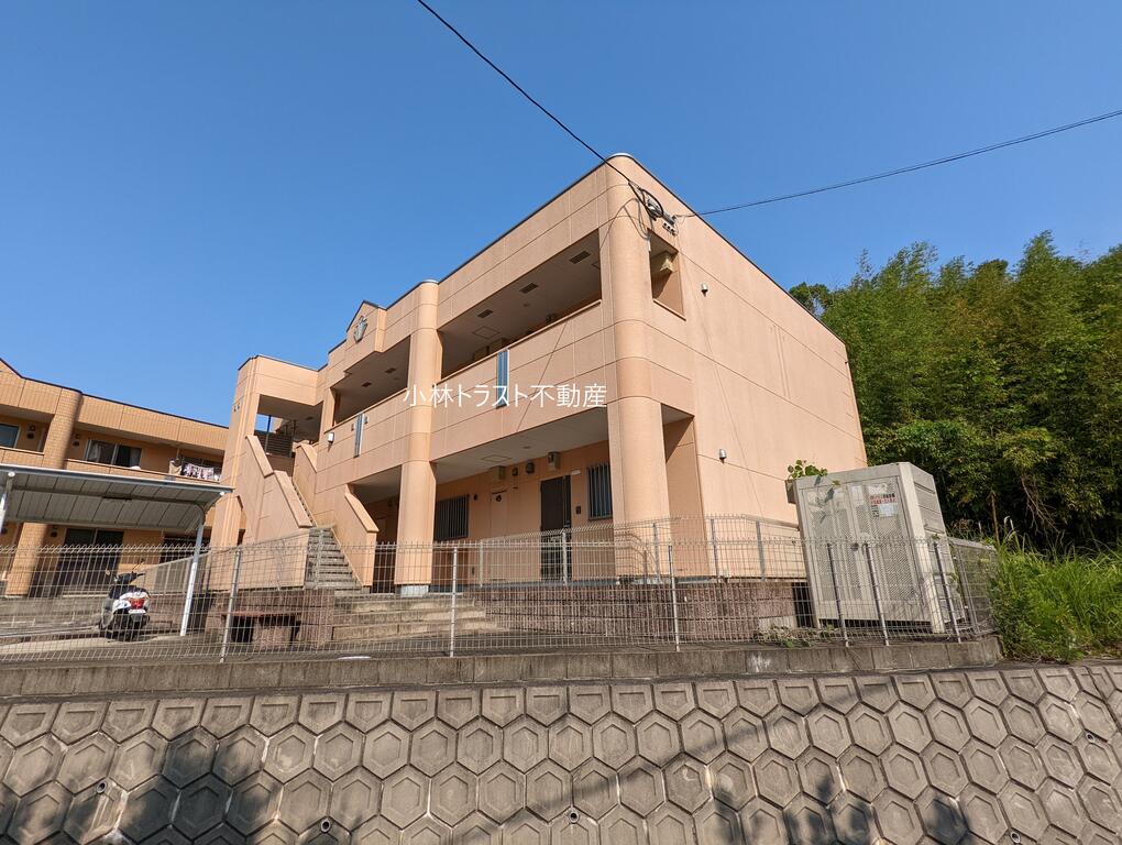 建物外観　屋根付き駐輪場