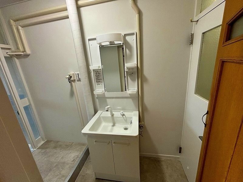 洗面設備　明るい洗面所です