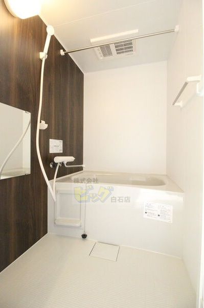 バス・シャワールーム　広々タイプのお風呂です♪