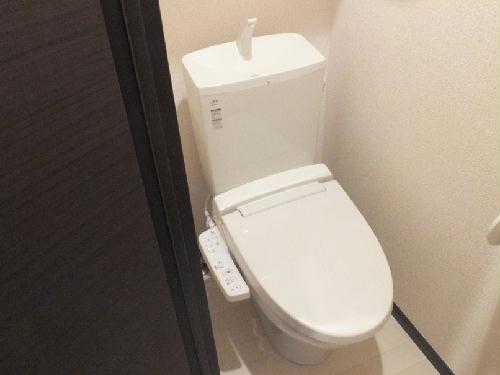 トイレ　温水洗浄便座付きのトイレです。