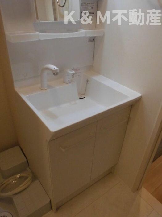 洗面設備　明るい洗面所です