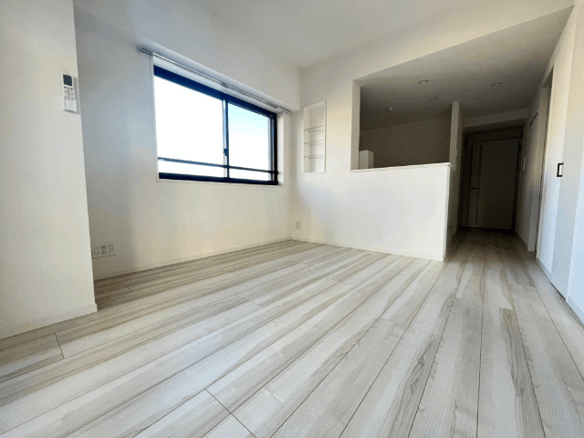 居室・リビング　※写真は６０７号室です