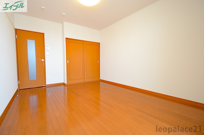 居室・リビング　１階。備品設備仕様号室により異なります現地をご確認ください。