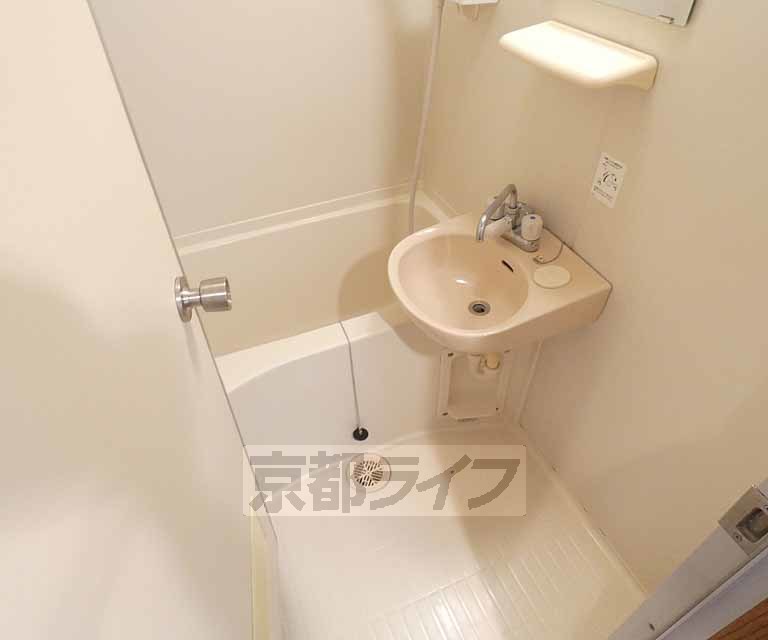 バス・シャワールーム　神宮丸太町駅近くのＲＣ造のセパレートマンションです。