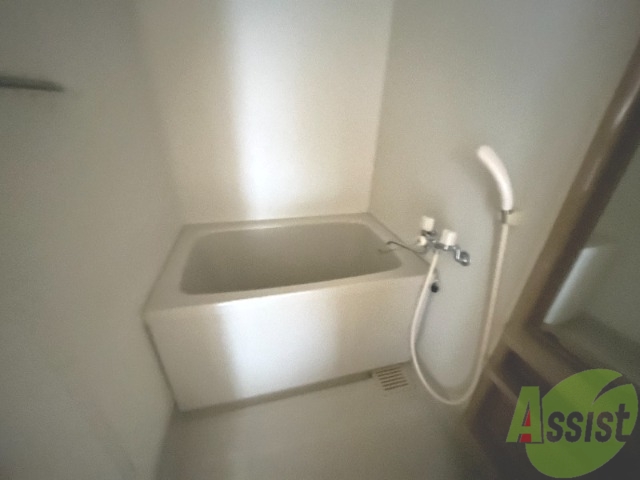 バス・シャワールーム　浴槽スペース的にもゆったり入れると思います。