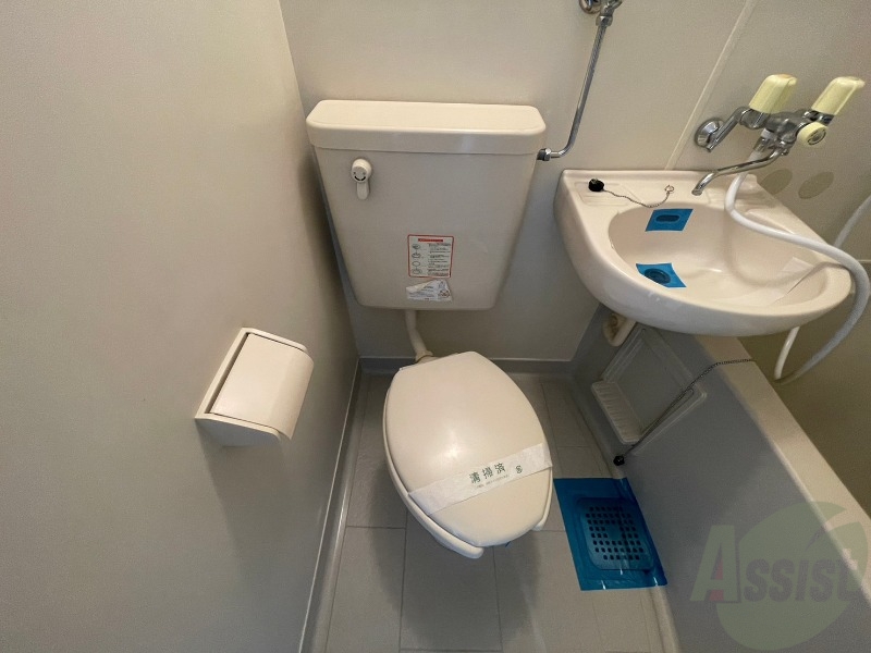 トイレ　ユニットバス内のトイレです。一人暮らしなら十分ですね。