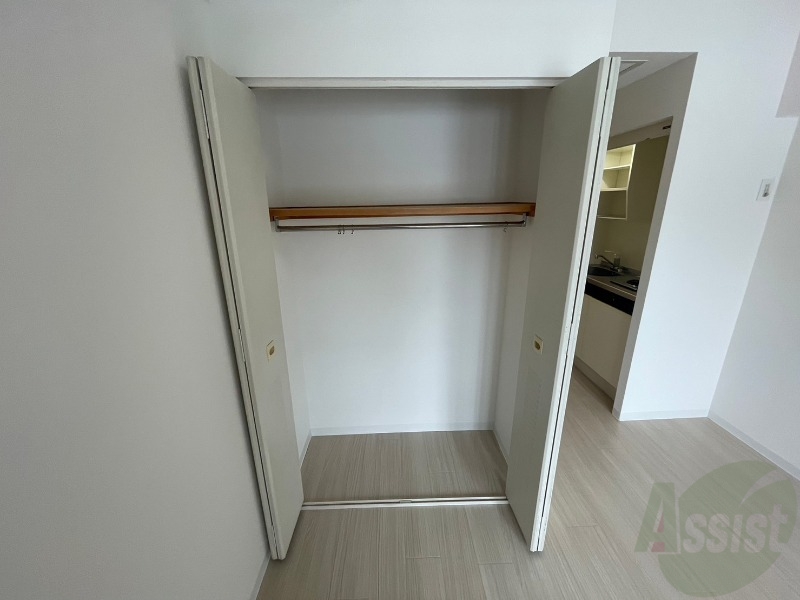 収納　こちらの収納にはハンガーをかけて服もしまえますね。