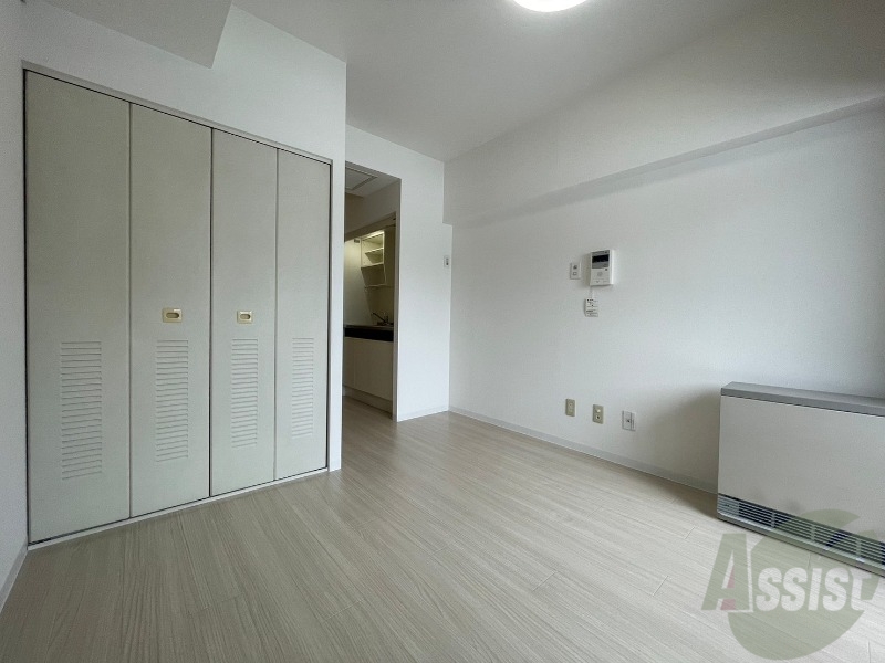 居室・リビング　８．５帖の洋室です。広々として、きれいですね。