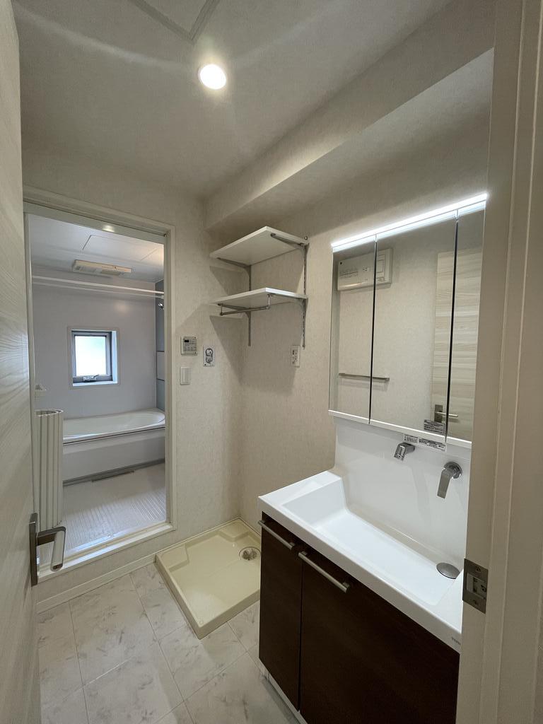 洗面設備　三面鏡付洗面台