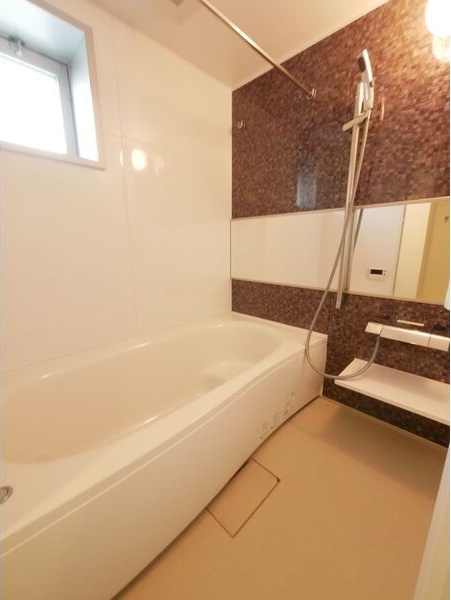 バス・シャワールーム　コンパクトで使いやすいお風呂です