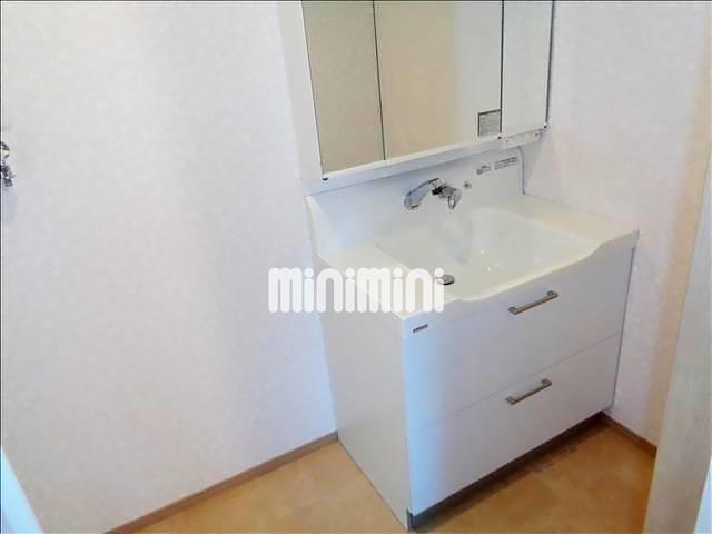 洗面設備　ドレッサーは三面鏡です