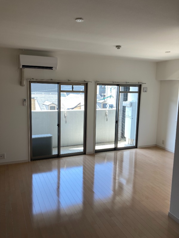 居室・リビング　白基調のお部屋で明るいリビングです