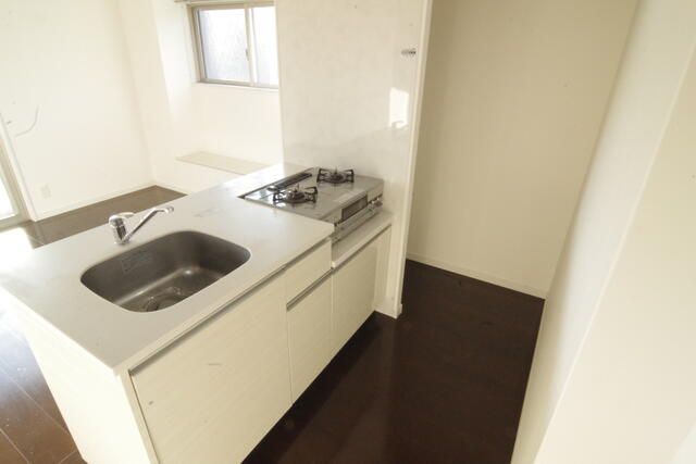 キッチン　同間取りの階違いのお部屋の写真です。現況優先となります