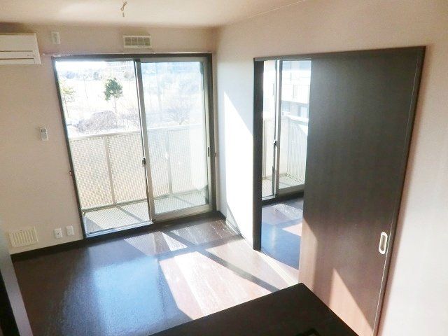 居室・リビング　明るいリビング、エアコン完備