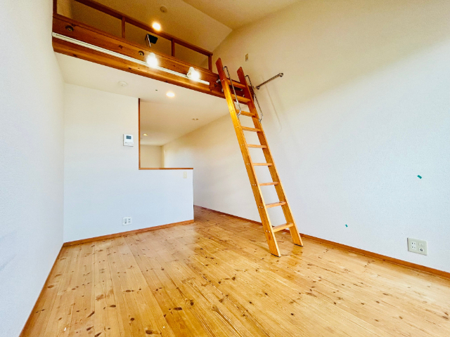 居室・リビング　同建物内、他号室の写真です