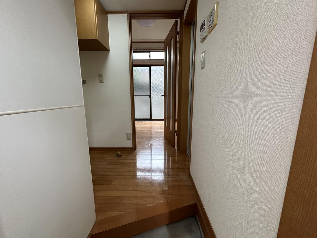 玄関　クリーニング前の写真です。