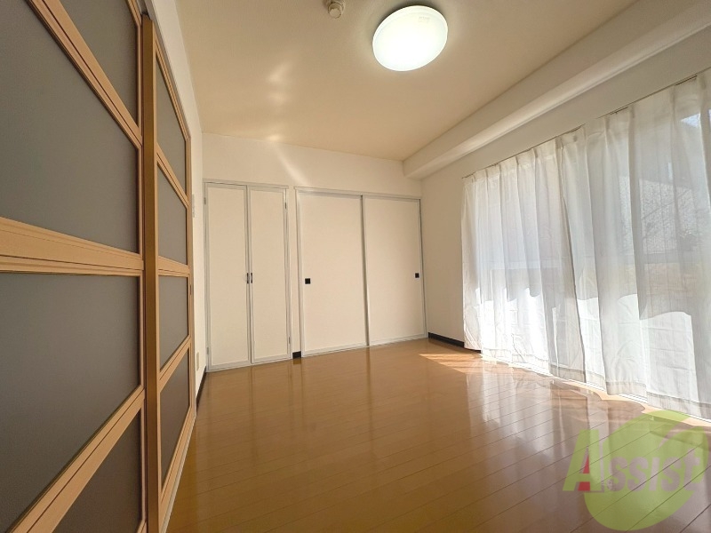 居室・リビング　６帖の洋室になります。お部屋を広くお使いになれます。