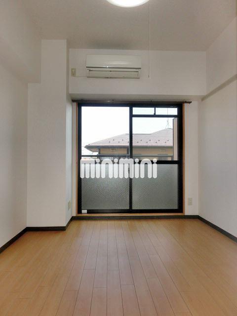 居室・リビング　同型のお部屋です。