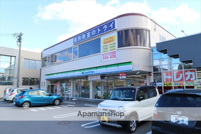 コンビニ　ファミリーマート（コンビニ）まで529m