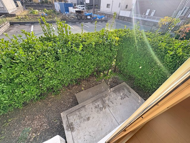 庭　掲載写真は同型の左右反転の部屋を掲載しております。実際のお写