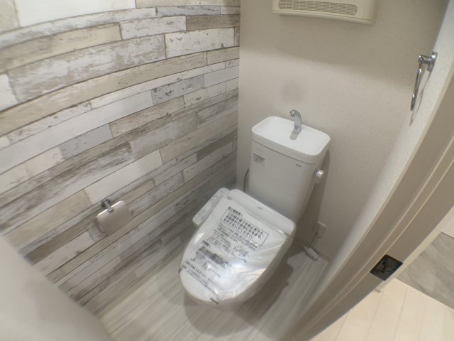 トイレ　温水洗浄便座付きのトイレです♪