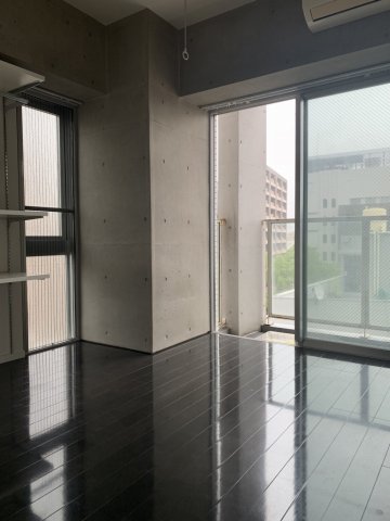 居室・リビング　落ち着いた色合いの床材を使用した居住空間です。