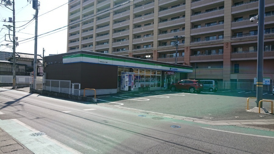 コンビニ　ファミリーマート甲府丸の内三丁目店（コンビニ）まで524m