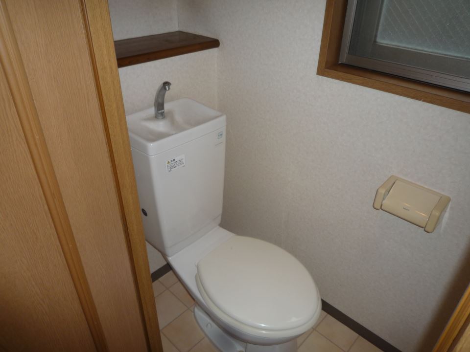 トイレ　トイレにも窓あり、後ろには棚があります