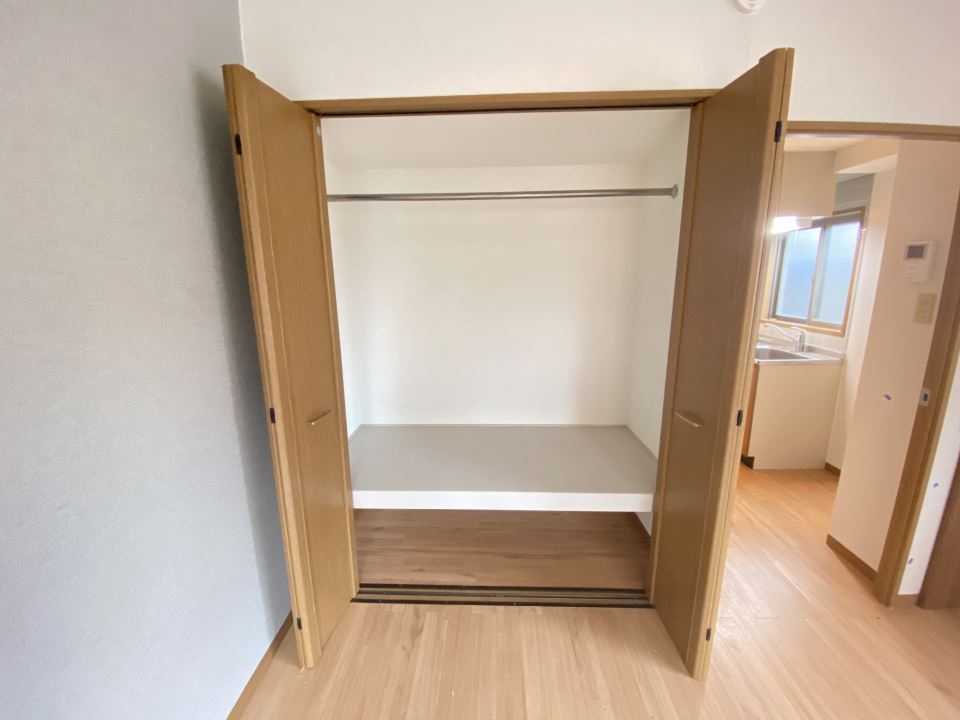 収納　ハンガーパイプ付き