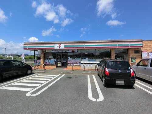 コンビニ　セブンイレブン八街富山店（コンビニ）まで418m
