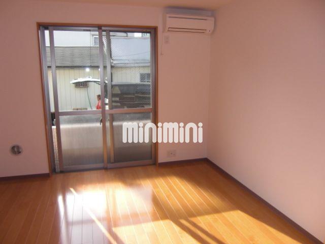 居室・リビング　明るいお部屋です。家具の配置もしやすい間取りです