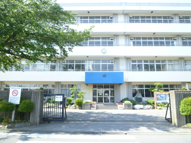 中学校　四街道市立四街道西中学校（中学校）まで1137m