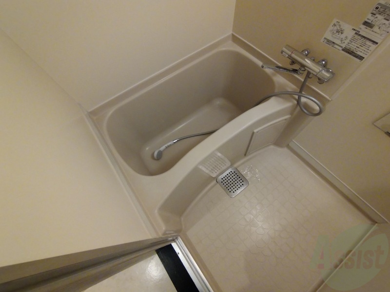 バス・シャワールーム　こちらはお風呂。一日の疲れをここで癒してください。