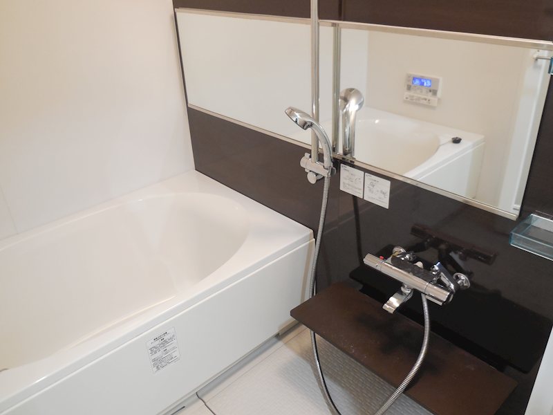 バス・シャワールーム　茶色を基調とした落ち着いた雰囲気の浴室