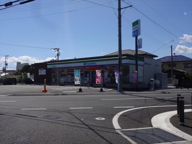 コンビニ　ファミリーマート（コンビニ）まで765m