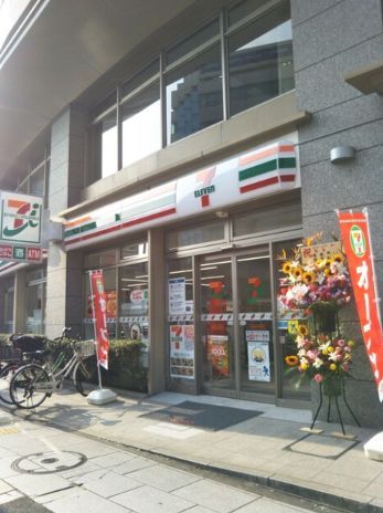 コンビニ　セブンイレブン鶴見駅東口中央通り店（コンビニ）まで160m