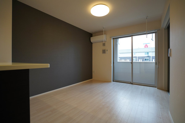 居室・リビング　同じ建物の別なお部屋