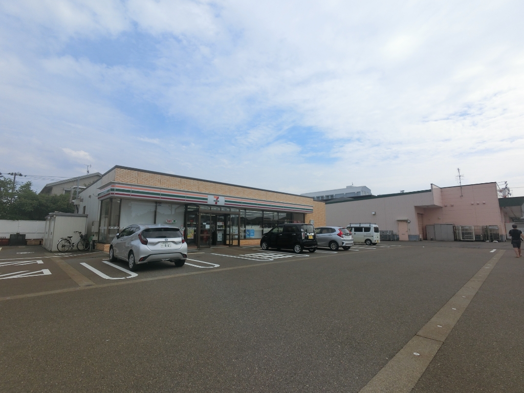 コンビニ　セブンイレブン 柏崎新花町店（コンビニ）まで671m