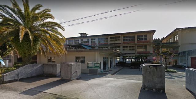 小学校　日南市立桜ケ丘小学校（小学校）まで835m