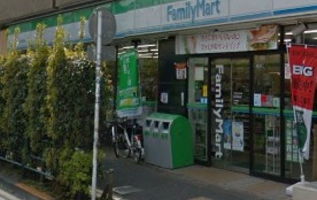 コンビニ　ファミリーマート新代田駅前店（コンビニ）まで213m