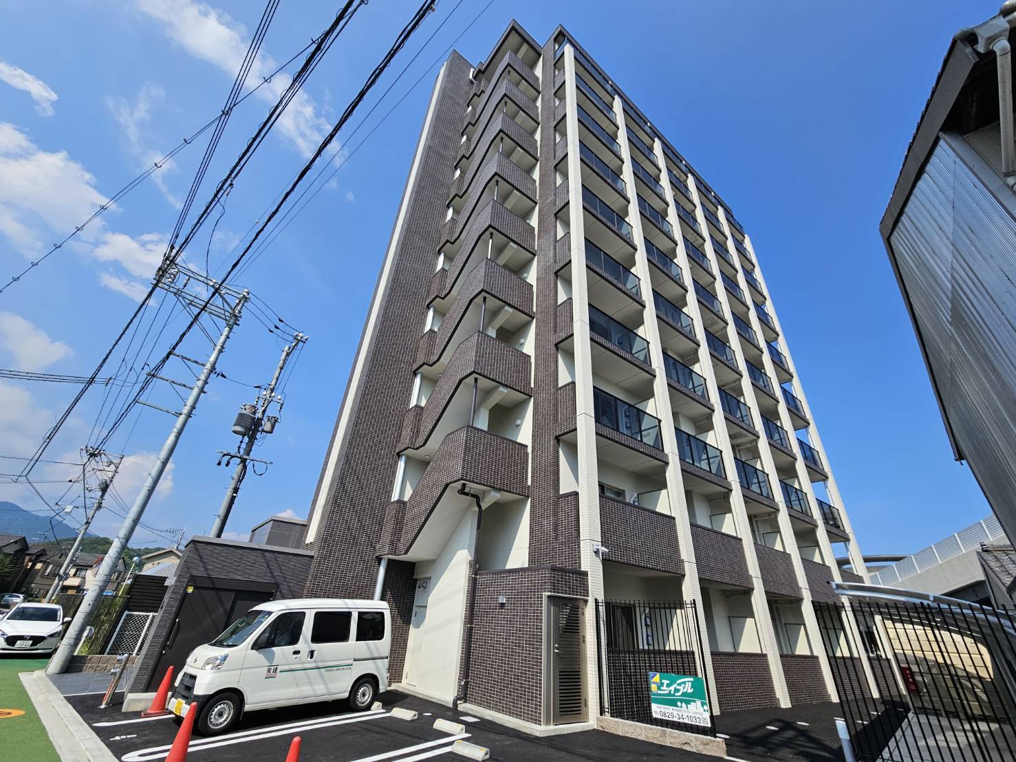 建物外観　シックな色調の外観です。