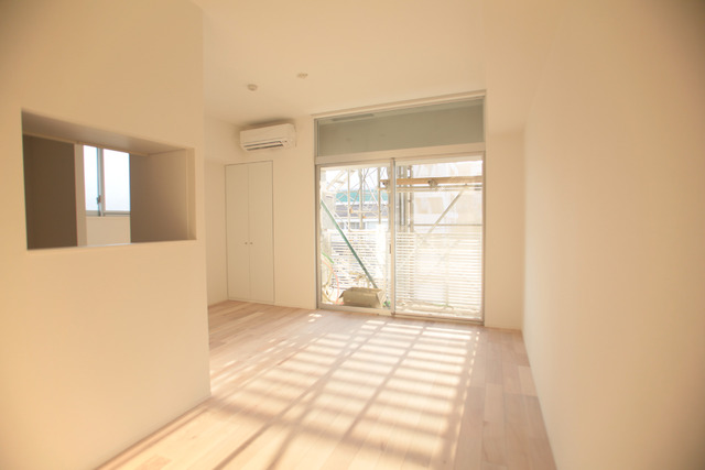 居室・リビング　南西向きの12帖のお部屋です☆
