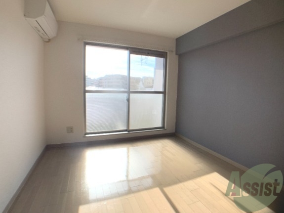 居室・リビング　こちらがリビングです。陽が入ってくるのがわかります。