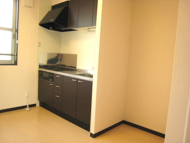 その他　２Ｆのダイニングキッチン。フローリングです。窓もあって明るい