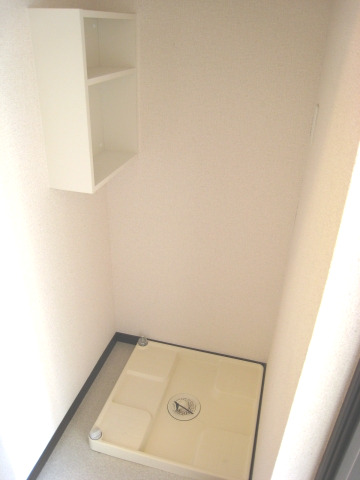 その他設備　室内洗濯機置場に収納棚つきです