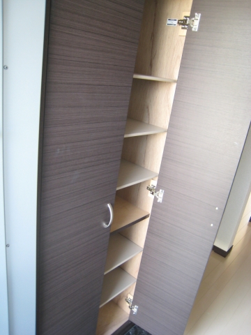 玄関　たっぷりめのシューズボックス。