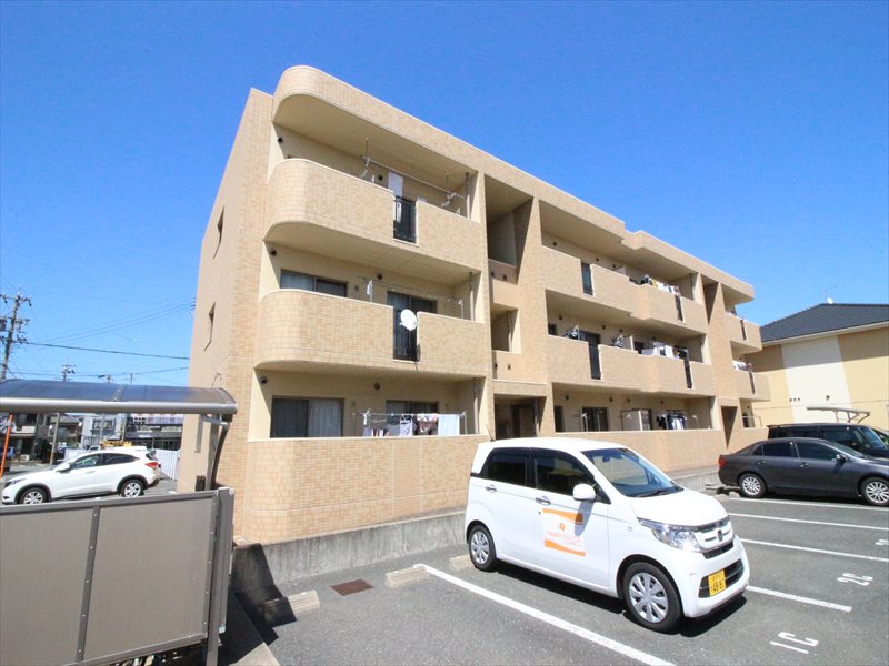 豊川市小坂井町のマンションの建物外観