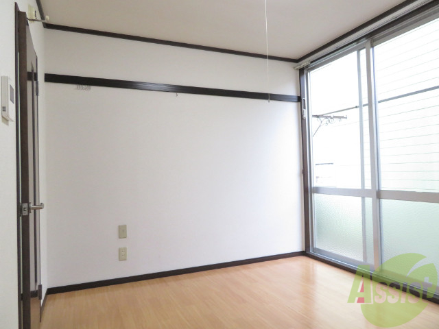 居室・リビング　こちらはリビングです。大きい窓があるのでよく陽が入ってきます