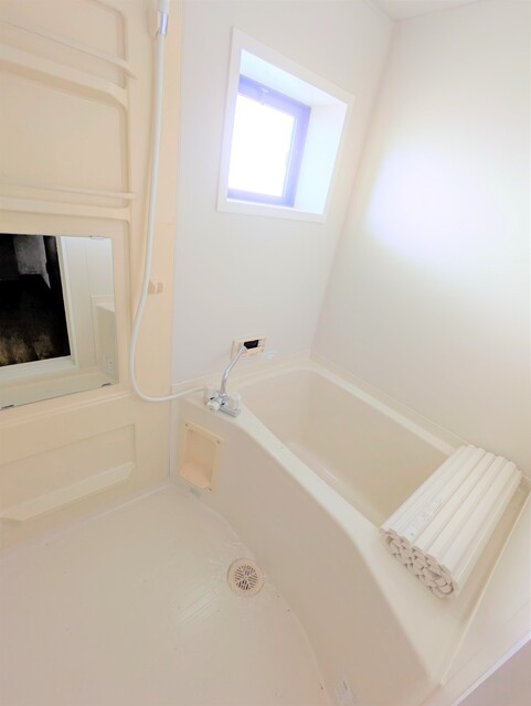 バス・シャワールーム　☆小窓付き浴室☆